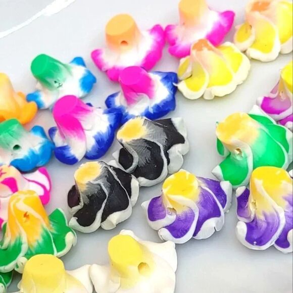 Hawaiian Flower 15mm Mixed Polymer Clay Flower Spacer Loose Beads Lot of 24 - Picture 8 of 10